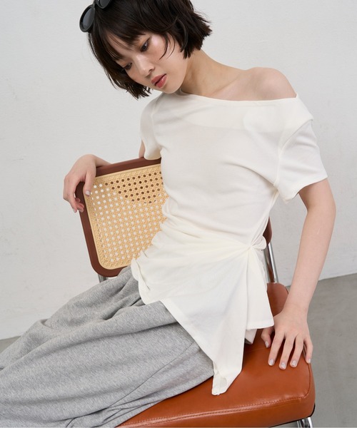 NUJOH(ヌゾ)の「Asymmetry Draped Side Knot Top / アシンメトリードレープサイドノットトップ(Tシャツ/カットソー・レディース・ベージュ/ホワイト/チャコールグレー/ブラック・FREE)」の1枚目の写真