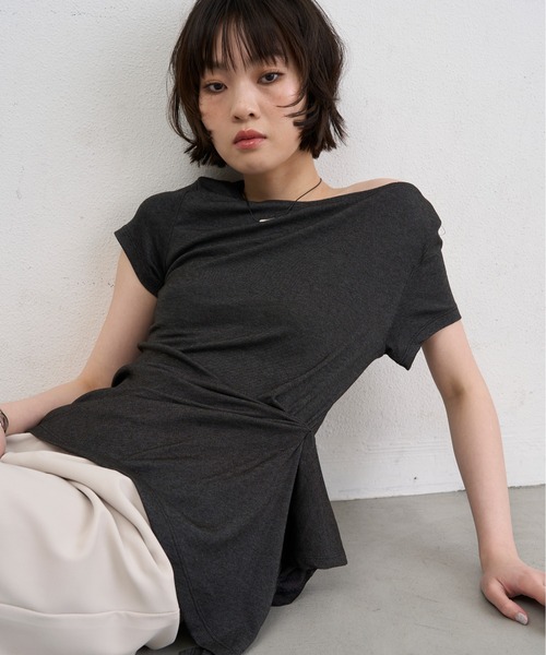 NUJOH(ヌゾ)の「Asymmetry Draped Side Knot Top / アシンメトリードレープサイドノットトップ(Tシャツ/カットソー・レディース・ベージュ/ホワイト/チャコールグレー/ブラック・FREE)」の3枚目の写真