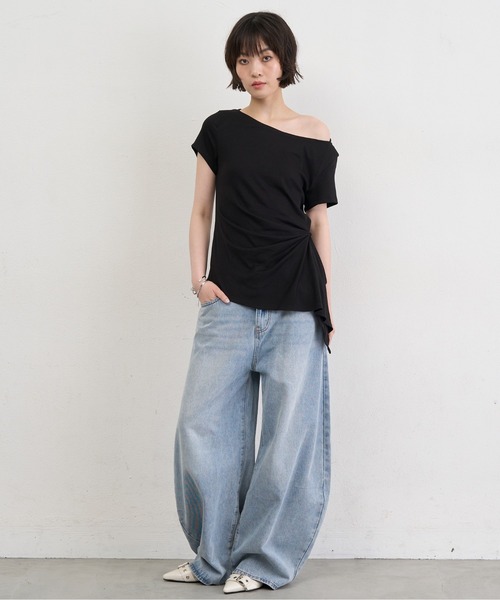 NUJOH(ヌゾ)の「Asymmetry Draped Side Knot Top / アシンメトリードレープサイドノットトップ(Tシャツ/カットソー・レディース・ベージュ/ホワイト/チャコールグレー/ブラック・FREE)」の2枚目の写真