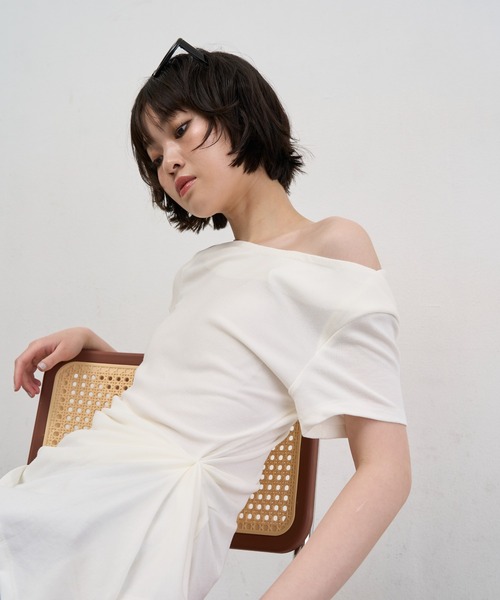 NUJOH(ヌゾ)の「Asymmetry Draped Side Knot Top / アシンメトリードレープサイドノットトップ(Tシャツ/カットソー・レディース・ベージュ/ホワイト/チャコールグレー/ブラック・FREE)」の7枚目の写真