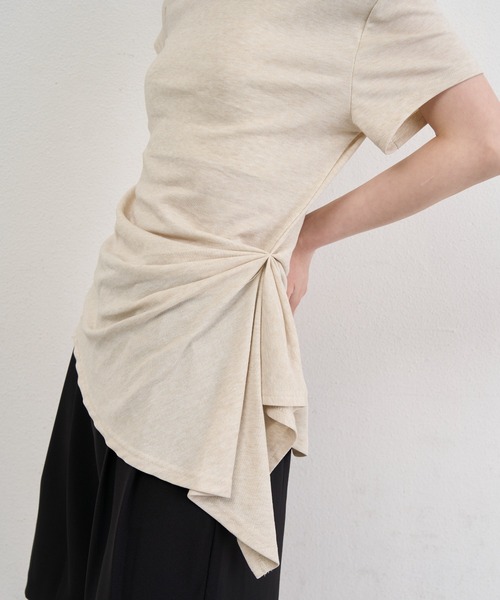 NUJOH(ヌゾ)の「Asymmetry Draped Side Knot Top / アシンメトリードレープサイドノットトップ(Tシャツ/カットソー・レディース・ベージュ/ホワイト/チャコールグレー/ブラック・FREE)」の5枚目の写真