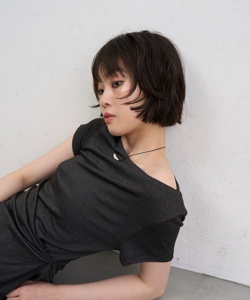 NUJOH(ヌゾ)の「Asymmetry Draped Side Knot Top / アシンメトリードレープサイドノットトップ(Tシャツ/カットソー・レディース・ベージュ/ホワイト/チャコールグレー/ブラック・FREE)」の8枚目の写真