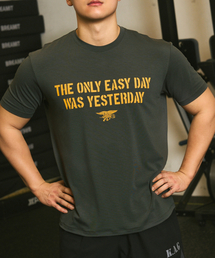 KHAKI GRADO（カーキグラド）の「K.A.G ネイビーシールスローガン レギュラーフィット 半袖Tシャツ (ディープグリーンカーキ)（Tシャツ/カットソー）」