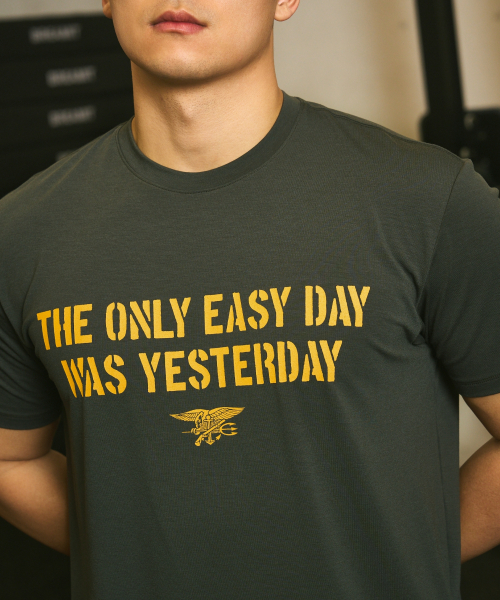 KHAKI GRADO(カーキグラド)の「K.A.G ネイビーシールスローガンマッスルドレギュラーフィット半袖Tシャツ(ディープグリーンカーキ)(Tシャツ/カットソー・メンズ・その他・LARGE/XX-LARGE/X-LARGE/MEDIUM/SMALL)」の2枚目の写真