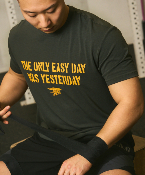 KHAKI GRADO(カーキグラド)の「K.A.G ネイビーシールスローガンマッスルドレギュラーフィット半袖Tシャツ(ディープグリーンカーキ)(Tシャツ/カットソー・メンズ・その他・LARGE/XX-LARGE/X-LARGE/MEDIUM/SMALL)」の3枚目の写真