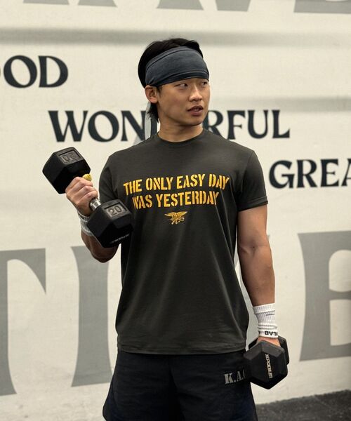KHAKI GRADO(カーキグラド)の「K.A.G ネイビーシールスローガンマッスルドレギュラーフィット半袖Tシャツ(ディープグリーンカーキ)(Tシャツ/カットソー・メンズ・その他・LARGE/XX-LARGE/X-LARGE/MEDIUM/SMALL)」の9枚目の写真