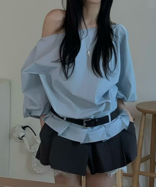 FAVORITO（ファヴォリート）の「オフショルダーシャツ（シャツ/ブラウス・レディース・ベージュ/ホワイト/ブルー・F）」の3枚目の写真