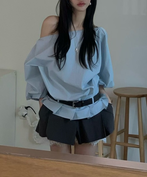 FAVORITO（ファヴォリート）の「オフショルダーシャツ（シャツ/ブラウス・レディース・ベージュ/ホワイト/ブルー・F）」の21枚目の写真