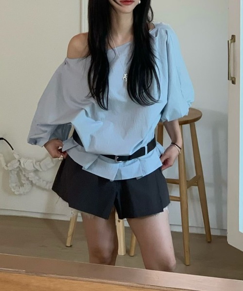 FAVORITO（ファヴォリート）の「オフショルダーシャツ（シャツ/ブラウス・レディース・ベージュ/ホワイト/ブルー・F）」の22枚目の写真
