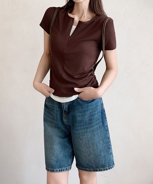 mielu(ミエル)の「フロントジップVネックカットソー(Tシャツ/カットソー・レディース・ブラック/ブラウン/グレー・LARGE/MEDIUM)」の6枚目の写真