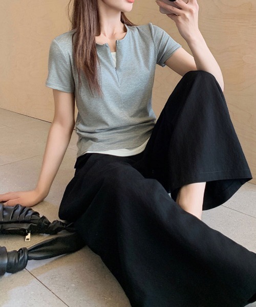 mielu(ミエル)の「フロントジップVネックカットソー(Tシャツ/カットソー・レディース・ブラック/ブラウン/グレー・LARGE/MEDIUM)」の4枚目の写真
