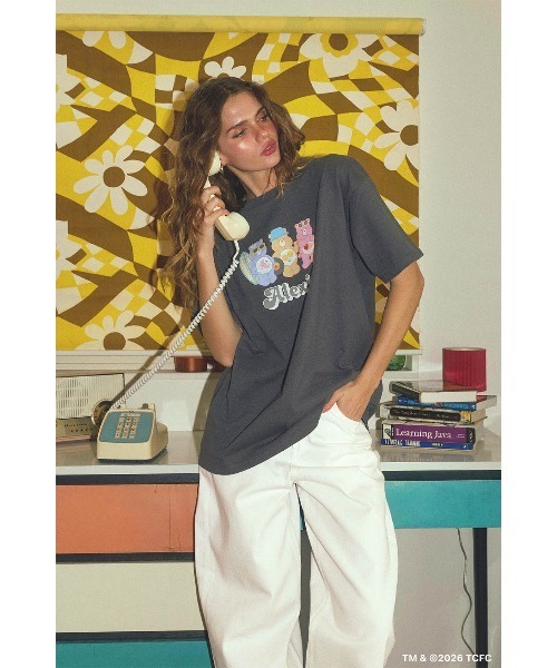 ALEXIA STAM（アリシアスタン）の「[Care Bears x ALEXIA STAM] Graphic Tee /ケアベアコラボ グラフィックTee（Tシャツ/カットソー・レディース・ホワイト/チャコールグレー・FREE）」の2枚目の写真