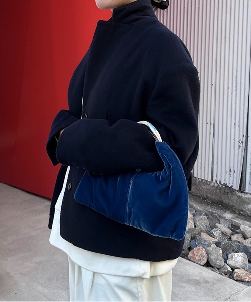 LE VERNIS(ル・ベルニ)の「LE VERNIS(ル・ベルニ)Sculpture triangle bag S(Velvet)(ハンドバッグ・レディース・ブルー・FREE)」の1枚目の写真