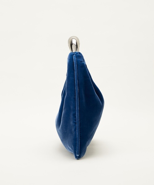 LE VERNIS(ル・ベルニ)の「LE VERNIS(ル・ベルニ)Sculpture triangle bag S(Velvet)(ハンドバッグ・レディース・ブルー・FREE)」の3枚目の写真