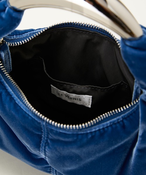 LE VERNIS(ル・ベルニ)の「LE VERNIS(ル・ベルニ)Sculpture triangle bag S(Velvet)(ハンドバッグ・レディース・ブルー・FREE)」の9枚目の写真