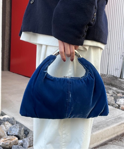LE VERNIS(ル・ベルニ)の「LE VERNIS(ル・ベルニ)Sculpture triangle bag S(Velvet)(ハンドバッグ・レディース・ブルー・FREE)」の5枚目の写真