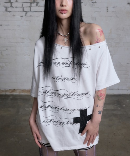 NIIER NOR(ニアノア)の「A'GEM/9 × .kom 『NIIER NOR/ニーアノア』 LETTERING OFF SHOULDER TEE/レタリングオフショルダー Tシャツ(Tシャツ/カットソー・レディース・ホワイト/ブラック・FREE)」の2枚目の写真