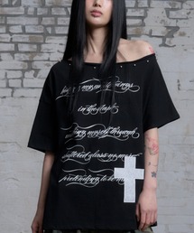 A'GEM/9 × .kom 『NIIER NOR/ニーアノア』 LETTERING OFF SHOULDER TEE/レタリングオフショルダー Tシャツ