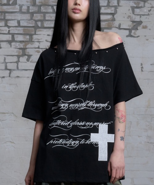 NIIER NOR(ニアノア)の「A'GEM/9 × .kom 『NIIER NOR/ニーアノア』 LETTERING OFF SHOULDER TEE/レタリングオフショルダー Tシャツ(Tシャツ/カットソー・レディース・ホワイト/ブラック・FREE)」の1枚目の写真