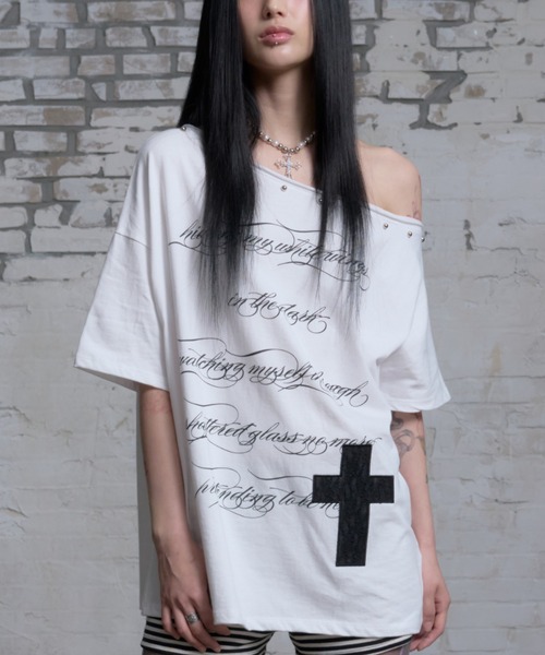 NIIER NOR(ニアノア)の「A'GEM/9 × .kom 『NIIER NOR/ニーアノア』 LETTERING OFF SHOULDER TEE/レタリングオフショルダー Tシャツ(Tシャツ/カットソー・レディース・ホワイト/ブラック・FREE)」の6枚目の写真