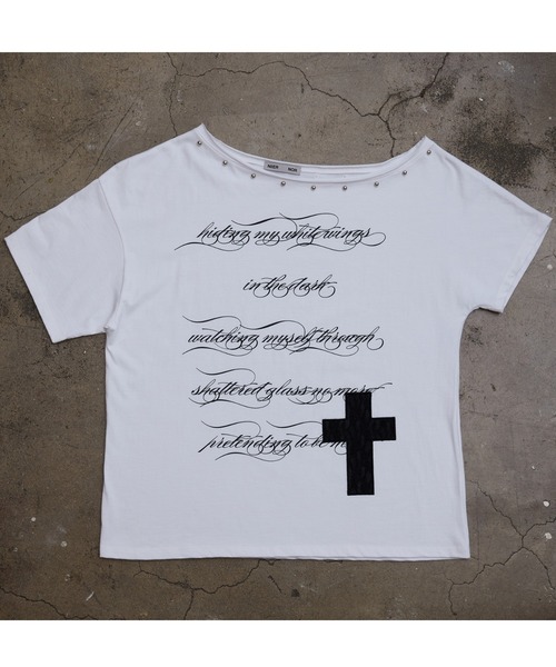 NIIER NOR(ニアノア)の「A'GEM/9 × .kom 『NIIER NOR/ニーアノア』 LETTERING OFF SHOULDER TEE/レタリングオフショルダー Tシャツ(Tシャツ/カットソー・レディース・ホワイト/ブラック・FREE)」の16枚目の写真