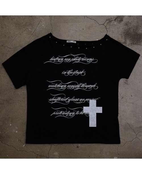 NIIER NOR(ニアノア)の「A'GEM/9 × .kom 『NIIER NOR/ニーアノア』 LETTERING OFF SHOULDER TEE/レタリングオフショルダー Tシャツ(Tシャツ/カットソー・レディース・ホワイト/ブラック・FREE)」の17枚目の写真