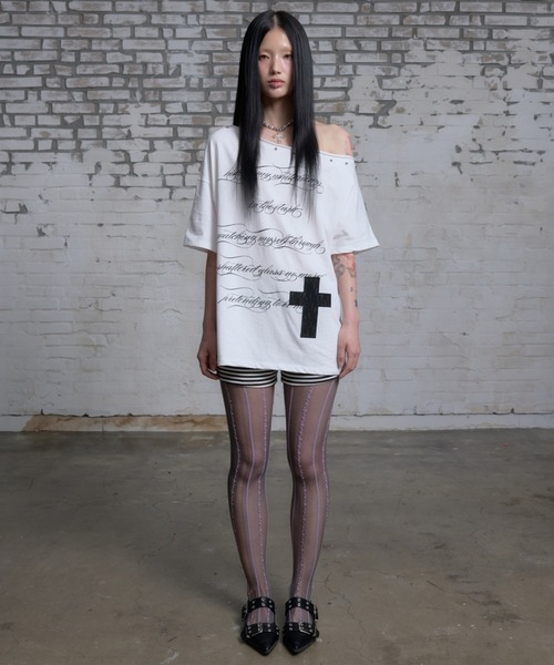 NIIER NOR(ニアノア)の「A'GEM/9 × .kom 『NIIER NOR/ニーアノア』 LETTERING OFF SHOULDER TEE/レタリングオフショルダー Tシャツ(Tシャツ/カットソー・レディース・ホワイト/ブラック・FREE)」の7枚目の写真
