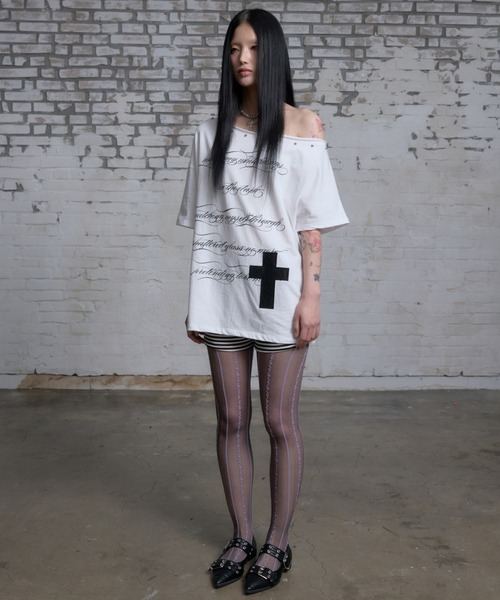 NIIER NOR(ニアノア)の「A'GEM/9 × .kom 『NIIER NOR/ニーアノア』 LETTERING OFF SHOULDER TEE/レタリングオフショルダー Tシャツ(Tシャツ/カットソー・レディース・ホワイト/ブラック・FREE)」の8枚目の写真