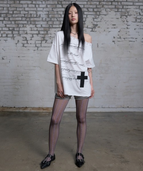 NIIER NOR(ニアノア)の「A'GEM/9 × .kom 『NIIER NOR/ニーアノア』 LETTERING OFF SHOULDER TEE/レタリングオフショルダー Tシャツ(Tシャツ/カットソー・レディース・ホワイト/ブラック・FREE)」の9枚目の写真