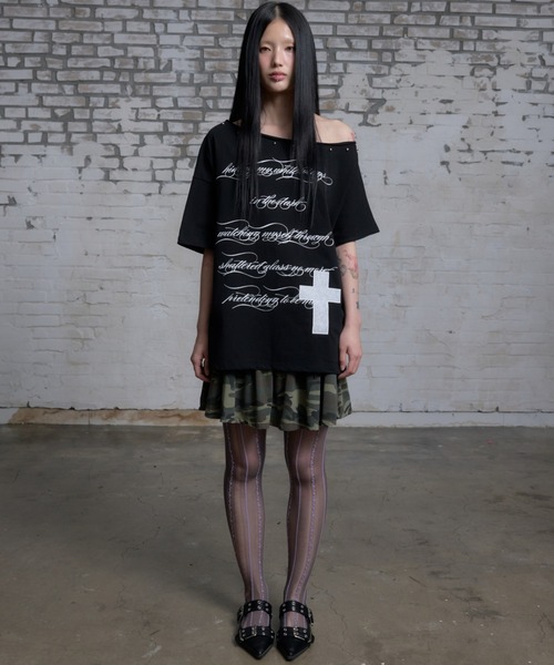 NIIER NOR(ニアノア)の「A'GEM/9 × .kom 『NIIER NOR/ニーアノア』 LETTERING OFF SHOULDER TEE/レタリングオフショルダー Tシャツ(Tシャツ/カットソー・レディース・ホワイト/ブラック・FREE)」の13枚目の写真
