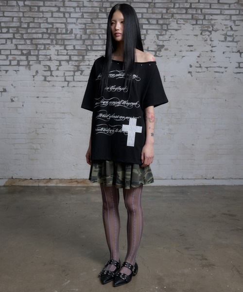NIIER NOR(ニアノア)の「A'GEM/9 × .kom 『NIIER NOR/ニーアノア』 LETTERING OFF SHOULDER TEE/レタリングオフショルダー Tシャツ(Tシャツ/カットソー・レディース・ホワイト/ブラック・FREE)」の14枚目の写真