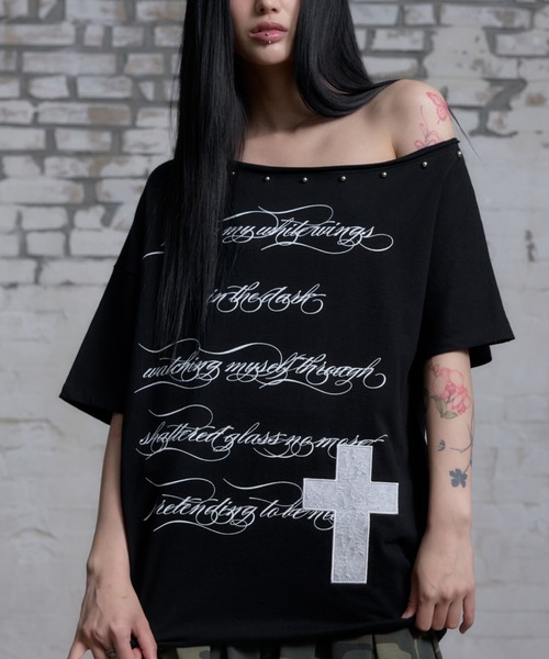 NIIER NOR(ニアノア)の「A'GEM/9 × .kom 『NIIER NOR/ニーアノア』 LETTERING OFF SHOULDER TEE/レタリングオフショルダー Tシャツ(Tシャツ/カットソー・レディース・ホワイト/ブラック・FREE)」の11枚目の写真