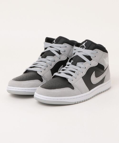 JORDAN BRAND(ジョーダンブランド)の「JORDAN BRAND AIR JORDAN 1 MID ジョーダン 1 MID MDQ8426 008LTSKGY/WHITE(スニーカー・メンズ・グレー・28.5cm/28.0cm/27.5cm/27.0cm/26.5cm/26.0cm/25.5cm/25.0cm/30.0cm/29.0cm)」の1枚目の写真