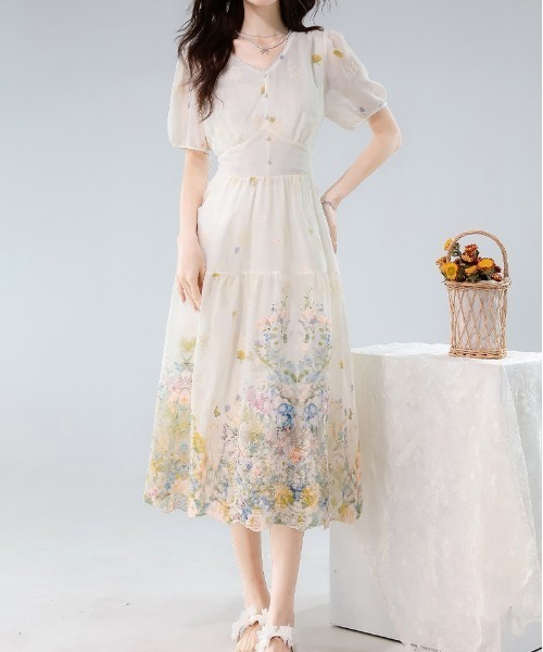LUCPY(ラクピー)の「フラワー刺繍シアーティアードワンピース(ワンピース・レディース・アイボリー・X-LARGE/LARGE/MEDIUM/SMALL)」の5枚目の写真