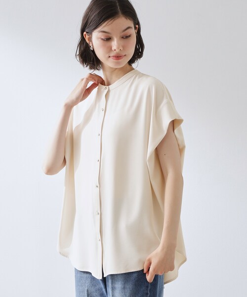 THE SHOP TK （ザ ショップ ティーケー ）の「【ひんやり/遮熱/セットアップ可】やみつきになる とろみバンドカラーブラウス（シャツ/ブラウス・レディース・ネイビー/アイボリー/スミクロ・12/13）」の8枚目の写真