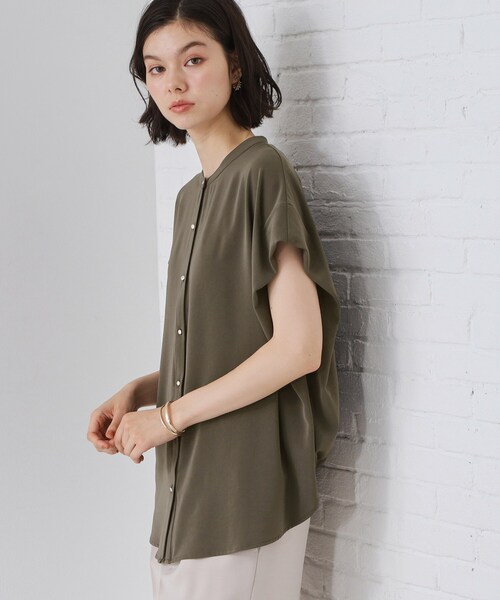 THE SHOP TK （ザ ショップ ティーケー ）の「【ひんやり/遮熱/セットアップ可】やみつきになる とろみバンドカラーブラウス（シャツ/ブラウス・レディース・ネイビー/アイボリー/スミクロ・12/13）」の13枚目の写真