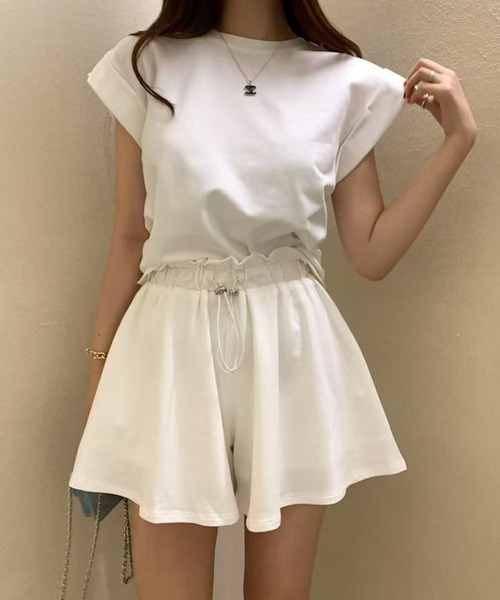 meJane(ミージェーン)の「バックオープンドロストトップス × フレアショートパンツ セットアップ(セットアップ・レディース・ホワイト/ブラック・FREE)」の1枚目の写真
