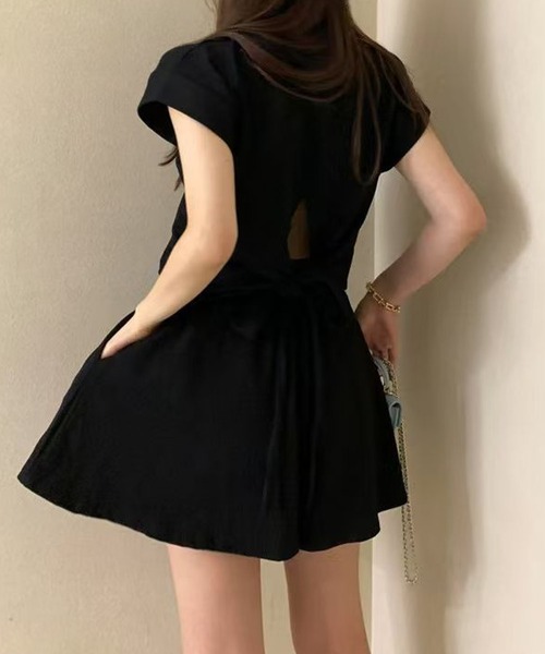 meJane(ミージェーン)の「バックオープンドロストトップス × フレアショートパンツ セットアップ(セットアップ・レディース・ホワイト/ブラック・FREE)」の2枚目の写真