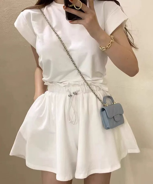meJane(ミージェーン)の「バックオープンドロストトップス × フレアショートパンツ セットアップ(セットアップ・レディース・ホワイト/ブラック・FREE)」の3枚目の写真