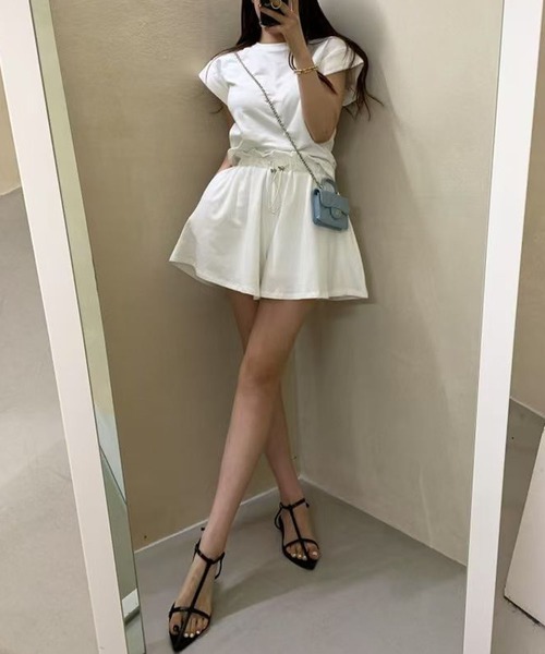 meJane(ミージェーン)の「バックオープンドロストトップス × フレアショートパンツ セットアップ(セットアップ・レディース・ホワイト/ブラック・FREE)」の9枚目の写真
