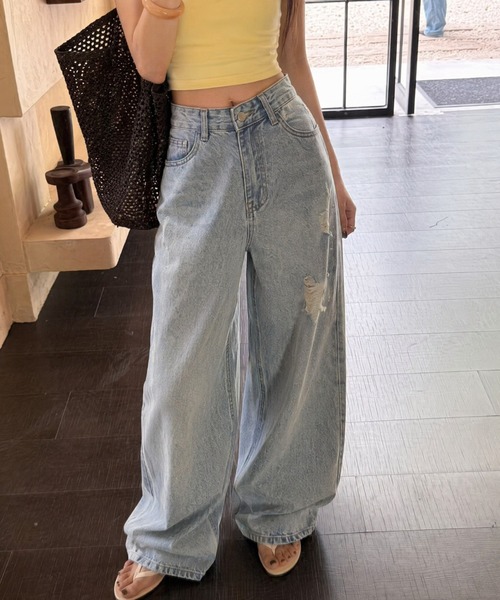AMAJI（アマジ）の「ウォッシュド クラッシュ加工 ワイドデニムパンツ（デニムパンツ・レディース・ライトブルー・SMALL/MEDIUM/LARGE/X-LARGE）」の2枚目の写真