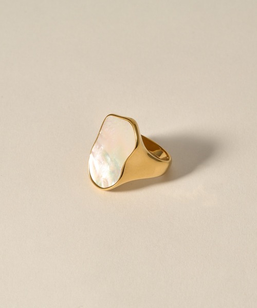 novice（ノーヴィス）の「【novice】Shell Signet Ring［Stainless］（リング・レディース・シルバー/ゴールド・11/16）」の2枚目の写真