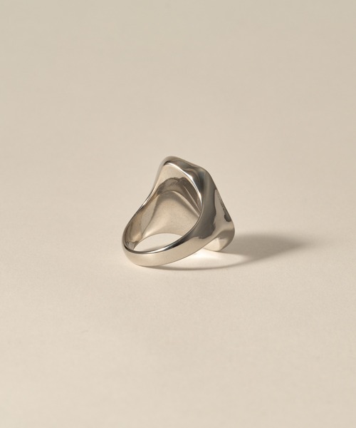 novice（ノーヴィス）の「【novice】Shell Signet Ring［Stainless］（リング・レディース・シルバー/ゴールド・11/16）」の4枚目の写真