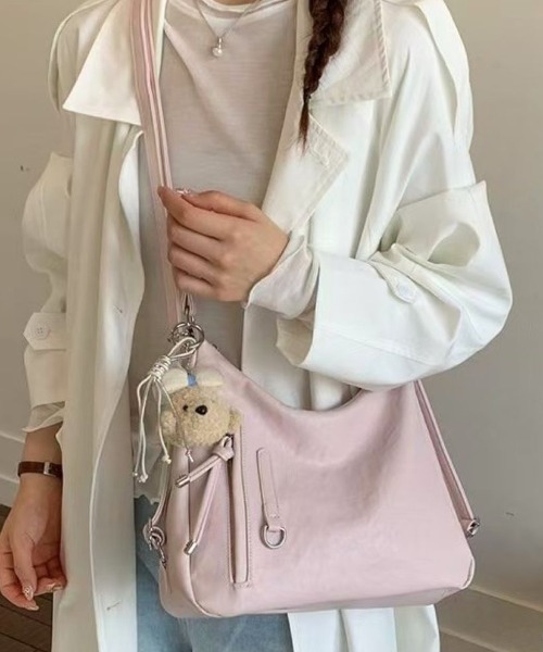 LETee(レティー)の「ショルダーにもリュックにも!2WAYで使えるフェイクレザーバッグ(ショルダーバッグ・レディース・ブラック/ホワイト/ピンク・FREE)」の12枚目の写真