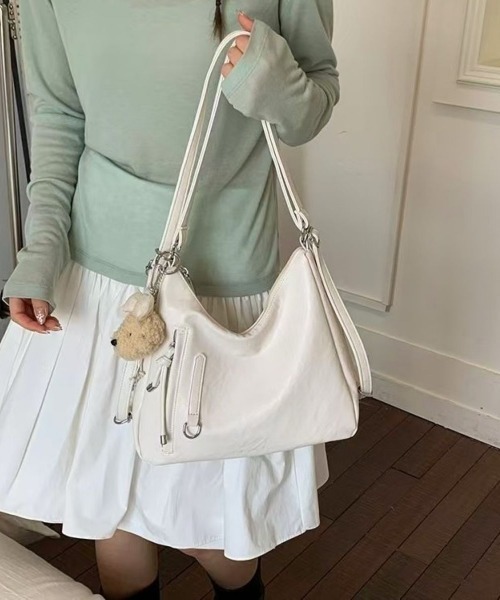LETee(レティー)の「ショルダーにもリュックにも!2WAYで使えるフェイクレザーバッグ(ショルダーバッグ・レディース・ブラック/ホワイト/ピンク・FREE)」の4枚目の写真
