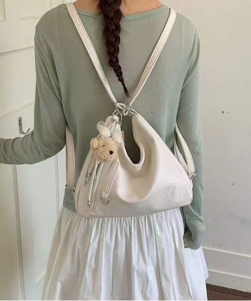 LETee(レティー)の「ショルダーにもリュックにも!2WAYで使えるフェイクレザーバッグ(ショルダーバッグ・レディース・ブラック/ホワイト/ピンク・FREE)」の6枚目の写真