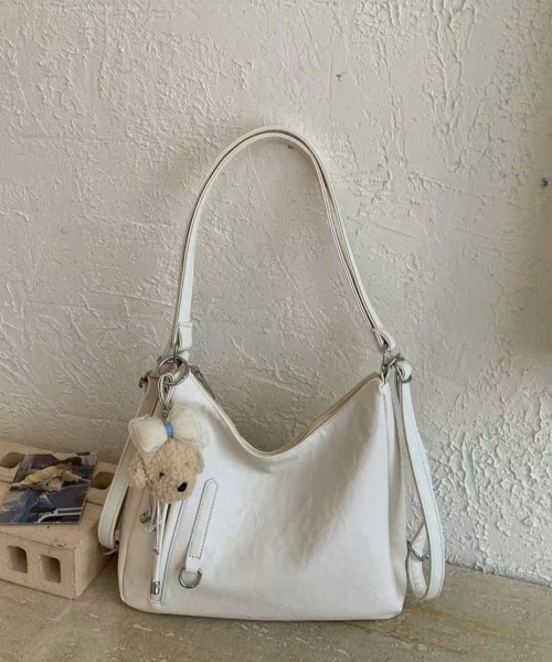LETee(レティー)の「ショルダーにもリュックにも!2WAYで使えるフェイクレザーバッグ(ショルダーバッグ・レディース・ブラック/ホワイト/ピンク・FREE)」の7枚目の写真