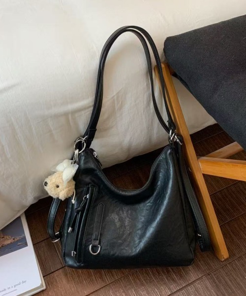 LETee(レティー)の「ショルダーにもリュックにも!2WAYで使えるフェイクレザーバッグ(ショルダーバッグ・レディース・ブラック/ホワイト/ピンク・FREE)」の11枚目の写真