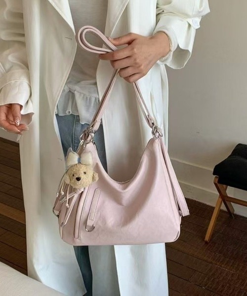 LETee(レティー)の「ショルダーにもリュックにも!2WAYで使えるフェイクレザーバッグ(ショルダーバッグ・レディース・ブラック/ホワイト/ピンク・FREE)」の13枚目の写真