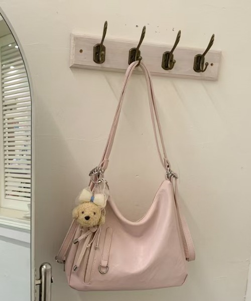 LETee(レティー)の「ショルダーにもリュックにも!2WAYで使えるフェイクレザーバッグ(ショルダーバッグ・レディース・ブラック/ホワイト/ピンク・FREE)」の15枚目の写真